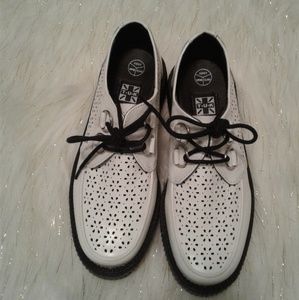 T.U.K. LE Daisy Eyelet Low Creeper 40 (run small)
